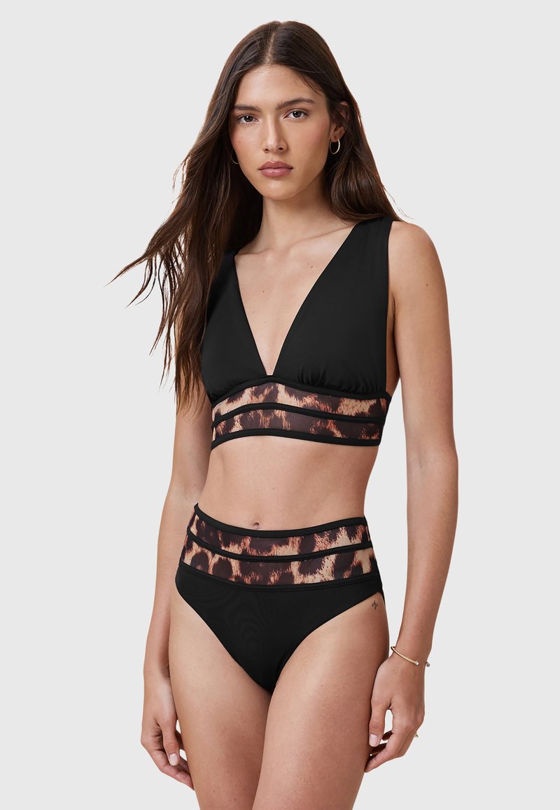 Bikini nero con scollatura profonda e dettagli in stampa leopardata. Parte inferiore a vita alta con strisce orizzontali. Texture liscia.