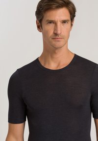 Czarnoszary T-shirt z krótkim rękawem, wykonany z miękkiego materiału, charakteryzujący się gładką teksturą i okrągłym dekoltem, dopasowany krój bez wzorów i ozdób.