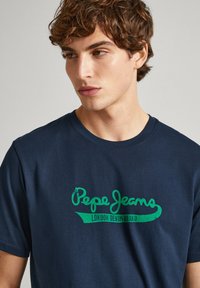 Pepe Jeans CLAUDE - Apdrukāts T-krekls - dulwich blue