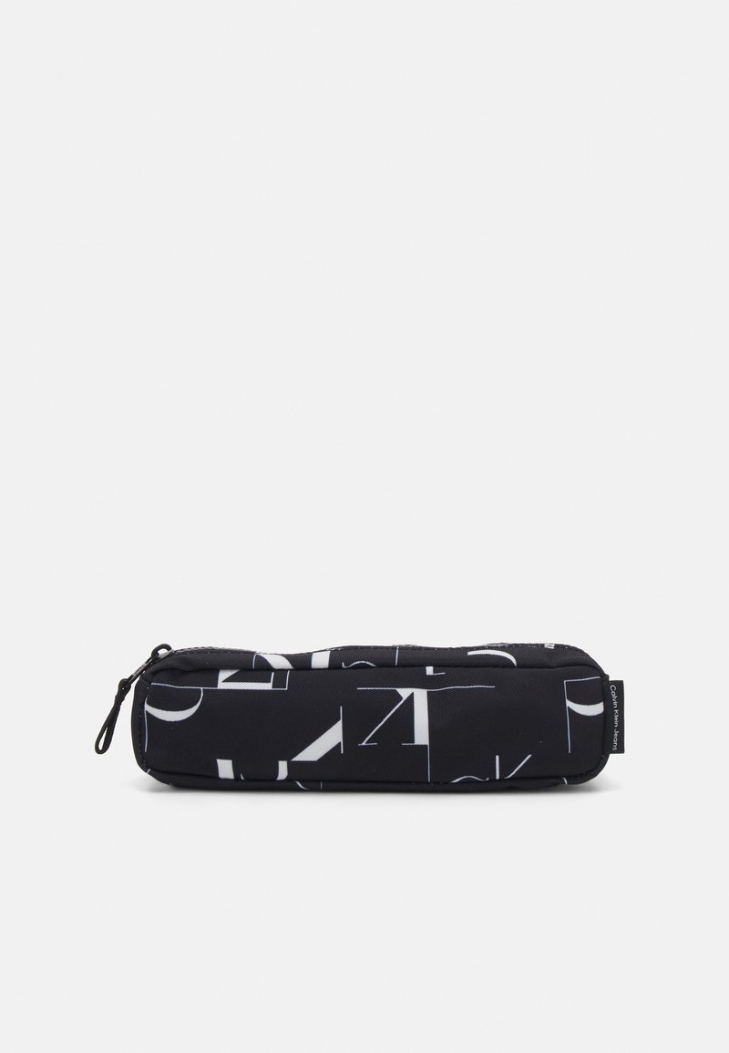 Estojo de lápis preto com fecho de correr, apresentando um padrão abstrato de letras brancas. Feito de um tecido durável com uma textura suave.