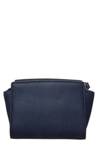 Tmavě modrá kožená taška s pevnou, obdélníkovou strukturou, která má texturovaný povrch a zapínání na zip. Kompaktní design s minimálními ozdobami.