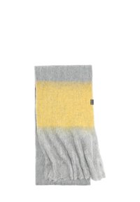 Szary i żółty szal z gradientem, z frędzlami na krawędziach, wykonany z miękkiego, teksturowanego materiału. Posiada szeroki żółty pasek na środku.