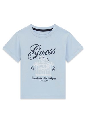 Hellblaues T-Shirt mit kurzen Ärmeln, mit dem Text "Guess", Palmen, einer Gebäudeillustration und dem Aufdruck "California, Los Angeles" auf der Vorderseite.