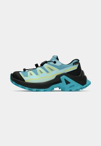 Scarpa da trail running leggera con tomaia in mesh blu, dettagli neri e accenti gialli. Presenta una suola robusta e un sistema di allacciatura rapida.