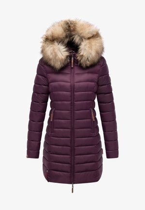 Violetinė pūkinė striukė su dirbtiniu kailio kapšais, užtrauktuko priekyje, raukšlėtu paviršiumi ir dviem šoniniais kišenėmis su rudais akcentais. Turi prigludusį dizainą.