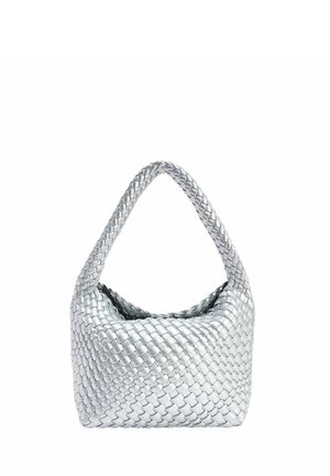 Stříbrná tkaná kabelka se širokým, zakřiveným madlem a měkkou, uvolněnou strukturou na bílém pozadí.