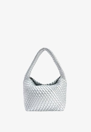 Zilveren geweven handtas met een brede, gebogen handgreep en een zachte, slungelige structuur op een witte achtergrond.
