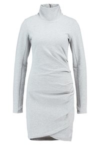 Robe gris clair à manches longues avec col montant, fermeture éclair au dos et ourlet de jupe asymétrique style portefeuille.