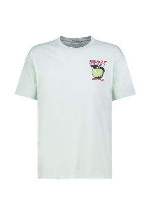 Hellblaues T-Shirt mit kurzen Ärmeln, grünem Apfel-Logo und rotem Text "FRISCHE FRÜCHTE BLEIB GESUND KNACKIGE ÄPFEL" auf der linken Brust.