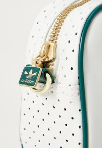 adidas Originals MINI BOWLING - Mala de mão - off white/collegiate green