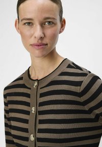 Braun und schwarz gestreifter Cardigan, Strickstoff, runder Halsausschnitt, vorderer Knopfverschluss mit hellen Knöpfen, gerippte Bündchen und Saum.