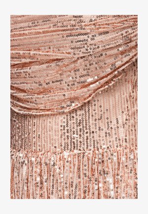tkanina w kolorze różowego złota z cekinami o układzie pionowym i poziomym, z drapowaną fakturą oraz falbaną na dole.