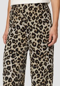 s.Oliver MIT WIDE LEG AUS STRUKTUR - Stoffhose - creme