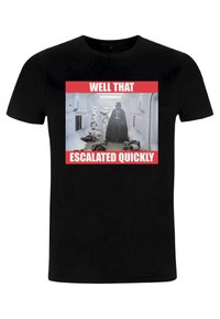 Černé bavlněné tričko s grafikou postav, s červeným textem "WELL THAT ESCALATED QUICKLY" a humornou scénou níže.