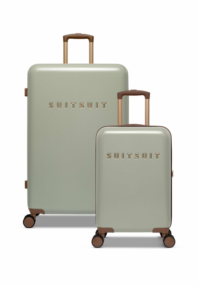 Twee koffers in een zachte groene kleur met een glanzende afwerking. De grotere heeft een bruine handgreep, en beide hebben reliëfbranding met "SUITSUIT".