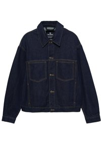 Tmavomodrá rifľová bunda s gombíkovým zapínaním vpredu, dvoma náprsnými vreckami a klasickým golierom, zobrazujúca výrazné kontrastné švy.