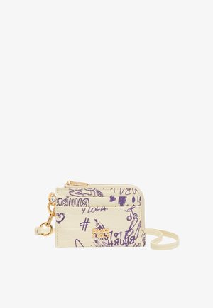Pequeña tarjeta de crédito color crema con estampados estilo grafiti en púrpura, logo dorado "Bimba y Lola", bolsillo con cremallera y correa de muñeca desmontable.