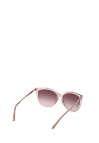 Gafas de sol de ojo de gato con un marco translúcido rosa, lentes degradados y patillas delgadas con acentos metálicos. Textura suave, diseño moderno.