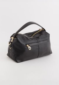 Czarna torba z ekoskóry o zaokrąglonym kształcie, z górnym uchwytem, złotymi suwakami i tylną kieszenią na zamek do dodatkowego przechowywania.