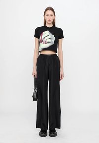 GmbH CROPPED WITH NAILS PRINT - Camiseta estampada - black