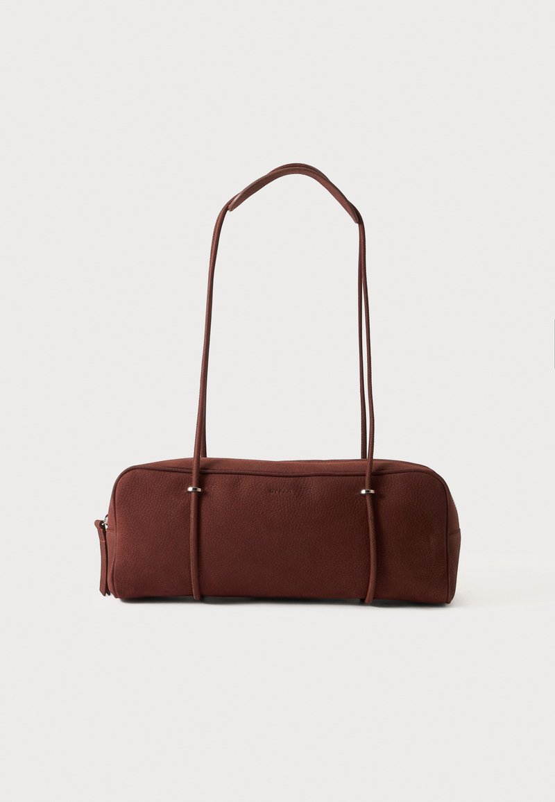 Sac à bandoulière rectangulaire en cuir marron avec une longue sangle, des détails en anneaux argentés et une fermeture éclair sur fond blanc.