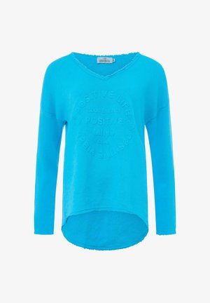 Turkusowa bluzka z długim rękawem i dekoltem w serek, z wytłoczonym tekstem: "POZYTYWNE ŻYCIE, POZYTYWNY UMYSŁ, DOBRA ENERGIA" w okrągłym wzorze.