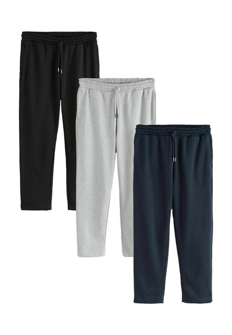 Tres pares de pantalones de chándal: negros, grises y azul marino. Cuentan con cinturas elásticas, bolsillos laterales y una tela suave y texturizada.