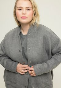 Studio Untold Giubbotto Bomber - dark gray-mottled