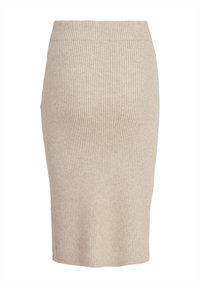 Stickad pennkjol i beige med vertikal ribbad textur. Den har en hög midja och en figurnära silhuett som sträcker sig till halva vaden.