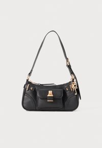 Sac à main en cuir noir avec une poche avant, quincaillerie dorée et une bandoulière amovible. Dispose d'une finition texturée et d'un détail de fermoir.