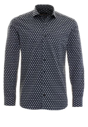 Langærmet skjorte med knapper og et mønster af mørke og lyse geometriske diamanter.