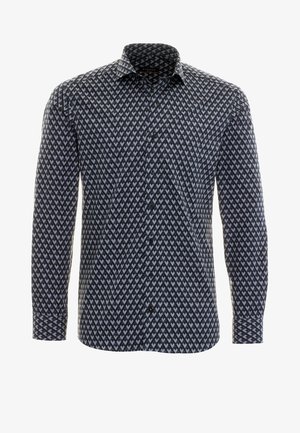 Camisa de manga larga con botones y patrón geométrico de diamantes en tonos oscuros y claros.