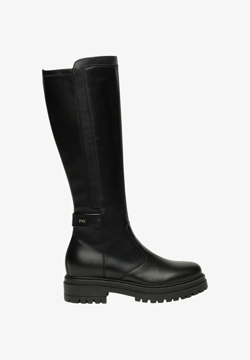 Stivale in pelle nera al ginocchio con design dritto, finitura testurizzata, suola in gomma spessa e un piccolo accento dorato sulla cinghia alla caviglia.