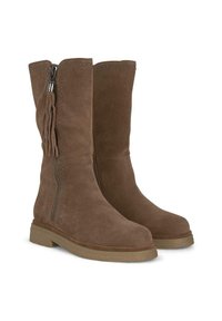 Brązowe zamszowe buty do kolan z frędzlami i nitowanymi detalami po bokach, z teksturowaną gumową podeszwą i zamkiem błyskawicznym.