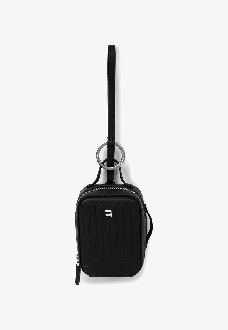 Schwarze rechteckige Tasche mit strukturiertem Oberflächen, silberner Hardware, einem Reißverschluss und einem abnehmbaren Tragegurt. Verfügt über ein Markenlogo und einen Schlüsselring.