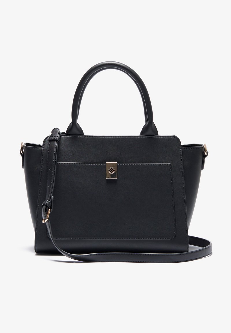 Bolso de mano de cuero negro con forma estructurada, asas superiores, correa de hombro ajustable, bolsillo frontal y detalles de herrajes metálicos.