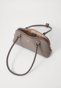 Bolsa de ombro sintética cinza com um design estruturado, ferragens em tom de ouro e fecho com zíper. O interior forrado possui um padrão de logótipos.