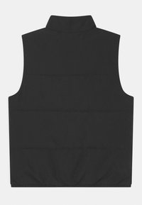 Černá prošívaná vesta s vysokým límcem, bez rukávů a prošívanou texturou. Dolní lem je elastický pro přiléhavý vzhled.