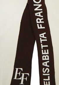 Maglione a coste marrone e bianco con una striscia logo audace con il testo "ELISABETTA FRANCHI" e le iniziali "EF" sul lato.