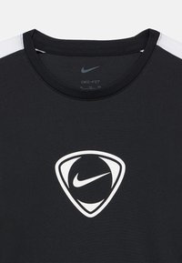 Μαύρο μπλουζάκι Dri-FIT με λευκό λογότυπο Nike μέσα σε σχήμα ασπίδας, στρογγυλή λαιμόκοψη και αντίθετες λευκές λεπτομέρειες στους ώμους.