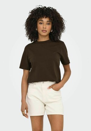 T-shirt marron à manches courtes avec un col rond, associé à un short beige clair. Texture lisse avec une coupe décontractée, design casual.