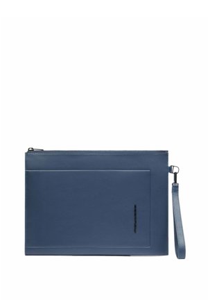 Borsa a tracolla in pelle blu con una texture liscia, chiusura con zip, tracolla staccabile e tasca frontale. Design minimalista con un branding sottile.