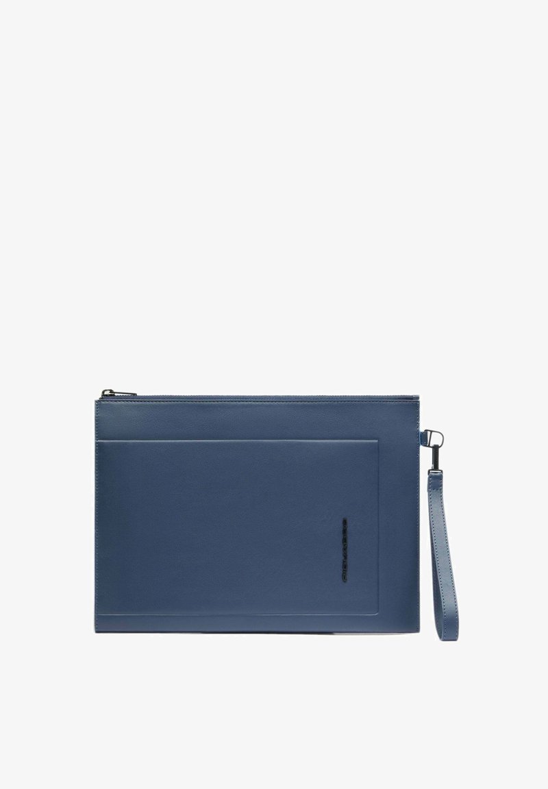 Clutch de cuero azul con una textura suave, cierre de cremallera, correa de muñeca desmontable y un bolsillo frontal. Diseño minimalista con una marca sutil.