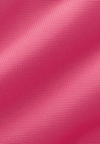 Φωτεινός ροζ ύφασμα με υφή που διαθέτει σχέδιο πλέγματος. Το υλικό φαίνεται λείο με ελαφριά γυαλάδα.