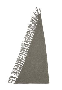 Grijze driehoekige sjaal met een zachte textuur, voorzien van lange franjes aan één kant en een gladde afwerking aan de tegenovergestelde zijde.