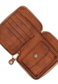 Portafoglio in pelle color cuoio con chiusura a zip, molteplici fessure per carte e una tasca per monete. Presenta cuciture visibili e un dettaglio logo in metallo.