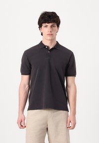 Mørkegrå polo-skjorte laget av bomull, med klassisk krage, kortermet og tre-knaps placket. Glatt tekstur, enkelt design.