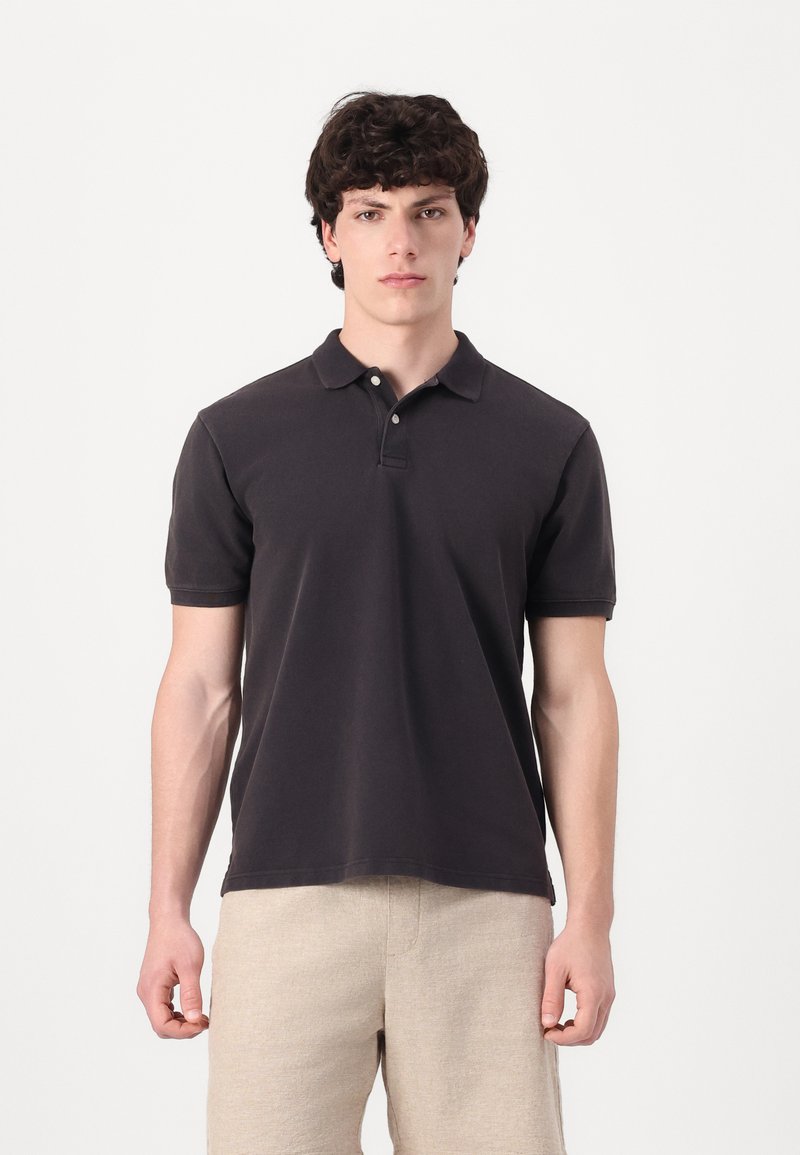 Mørkegrå polo-skjorte laget av bomull, med klassisk krage, kortermet og tre-knaps placket. Glatt tekstur, enkelt design.