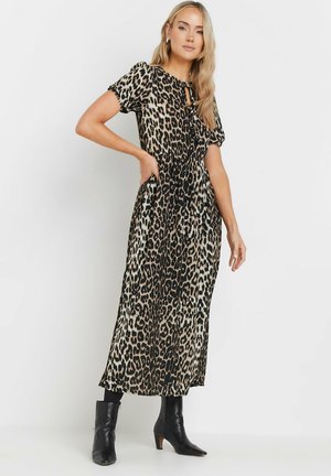 Abito maxi con stampa leopardata, maniche a palloncino corte, vita con cordoncino e tasche laterali. Modello che indossa stivali neri con tacco.
