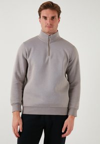 Unselected, light grey